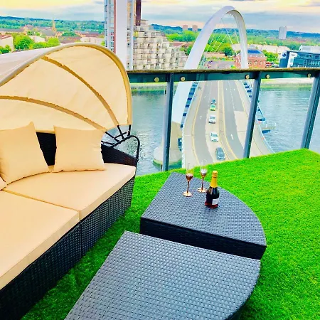 Glasgow City Centre - The Penthouse With Riverviews - Exterior photo